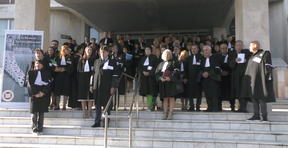 Peste 100 de avocați au protestat la Târgu-Jiu
