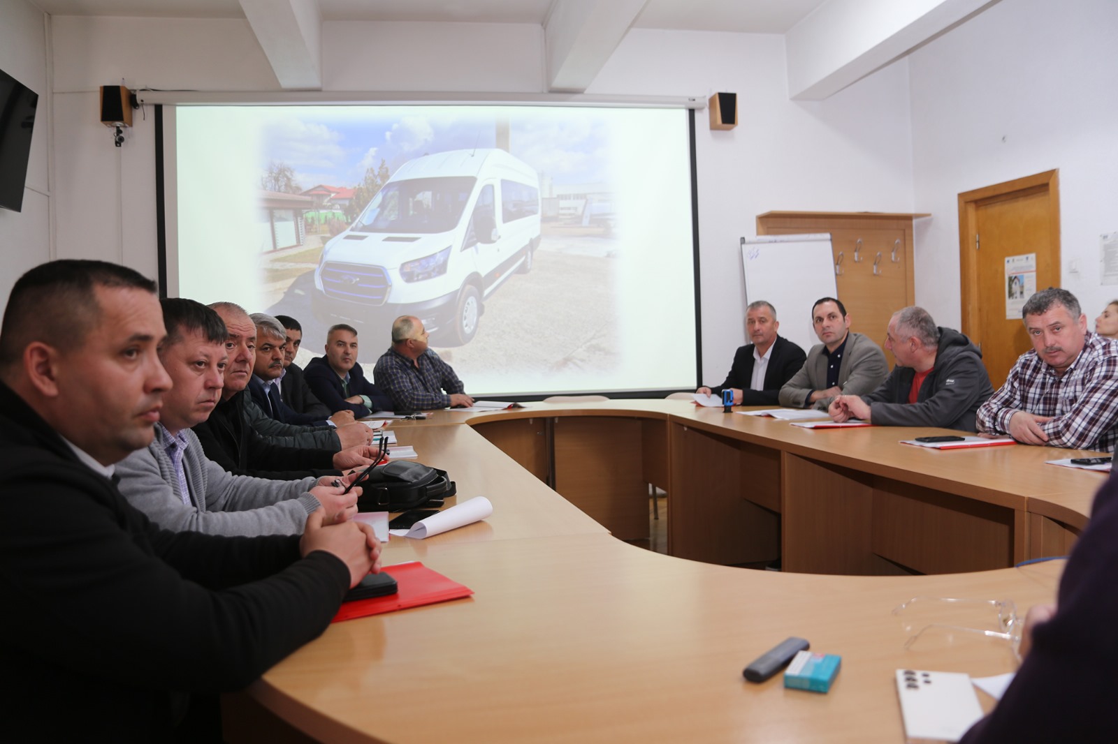 Întâlnire de lucru cu primarii din localitățile beneficiare de microbuze electrice