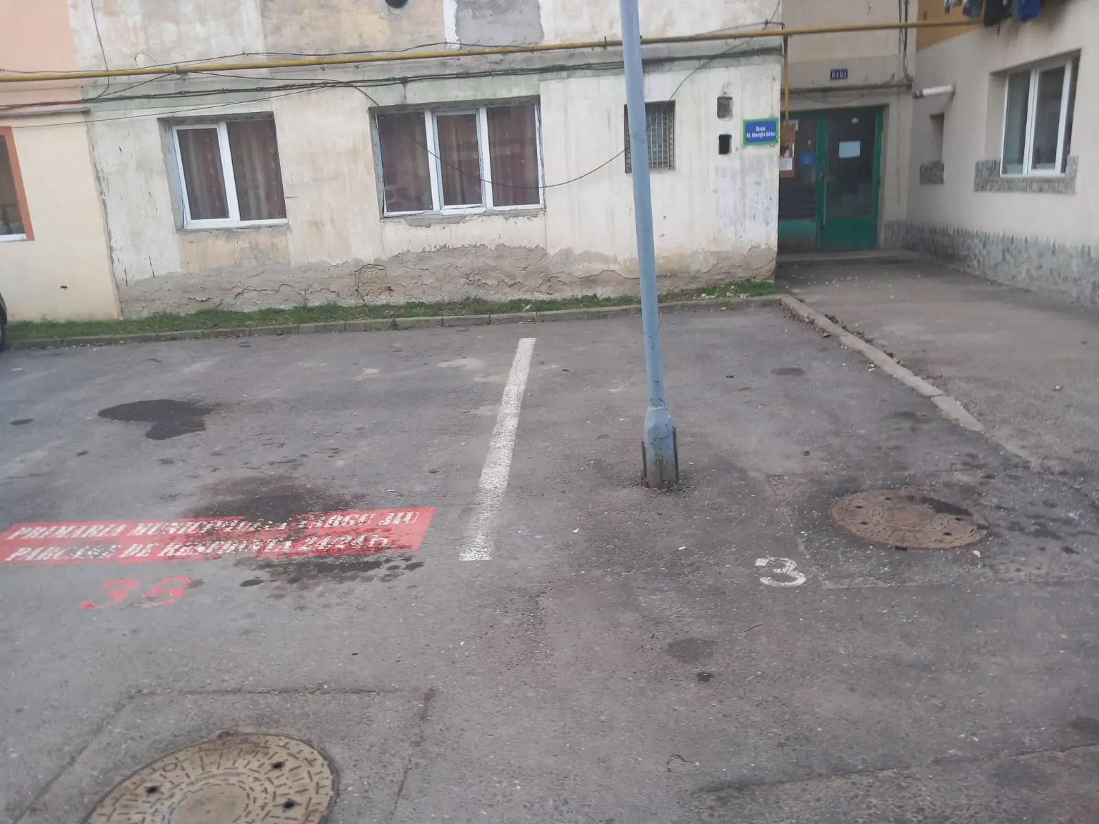 Stâlp în mijlocul unei parcări din Târgu-Jiu! Explicația primarului
