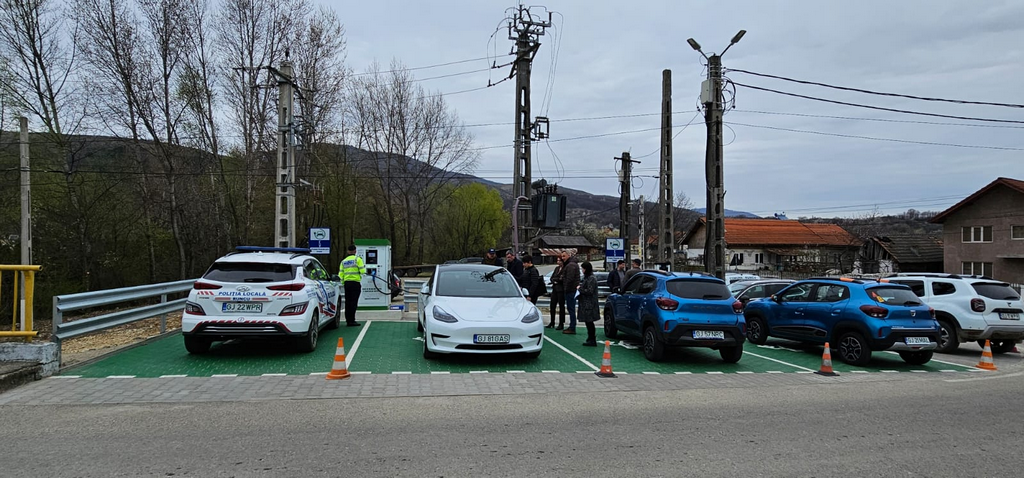 Patru stații pentru încărcarea autovehiculelor electrice, date în folosință la Runcu