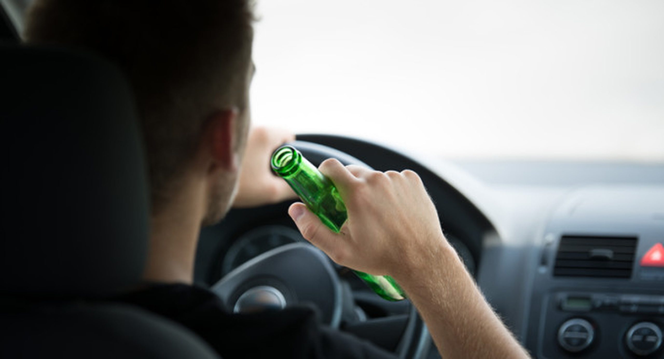 Șoferii care conduc sub influența alcoolului sau a drogurilor rămân fără permis timp de 10 ani