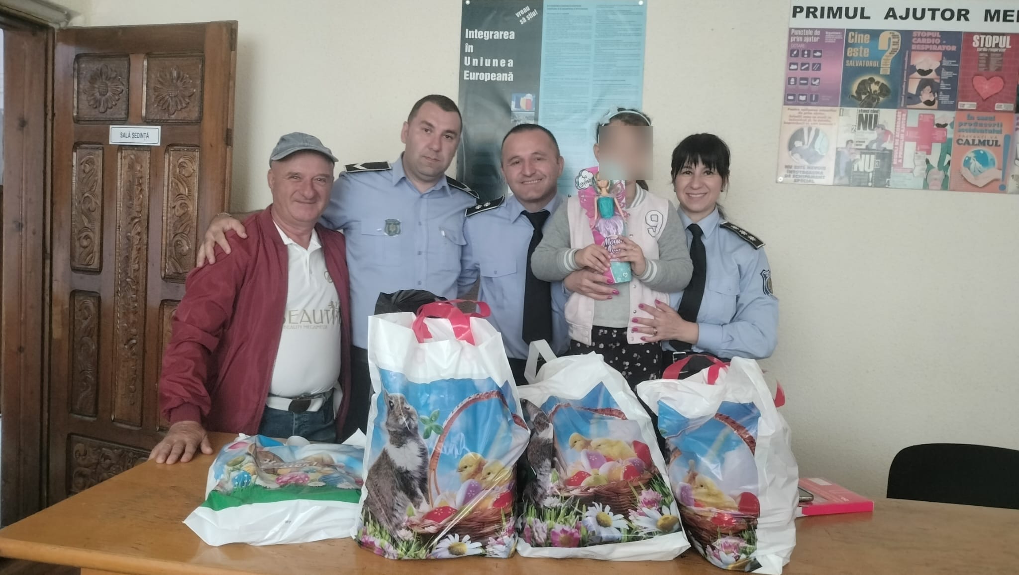 Polițiștii locali din Târgu-Jiu au oferit cadouri de Paști