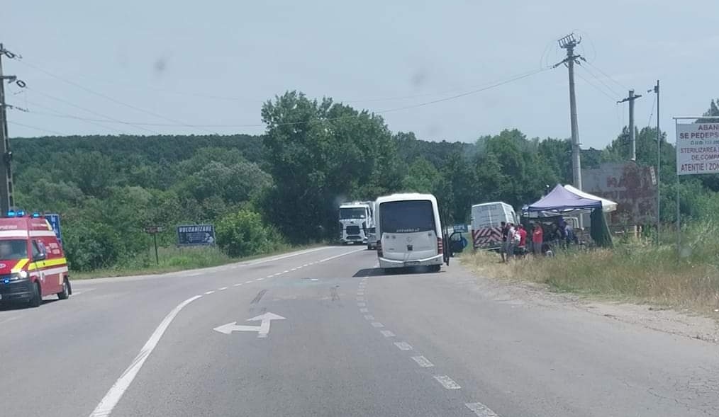 O gorjeancă a ajuns la spital după un accident cu un autobuz