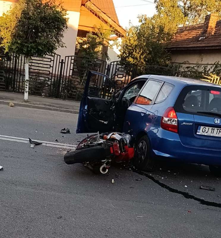 Accident între o motocicletă și o mașină în Târgu Jiu