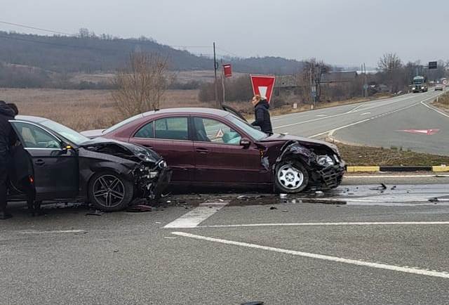 Accident rutier pe DN66, în localitatea Broșteni