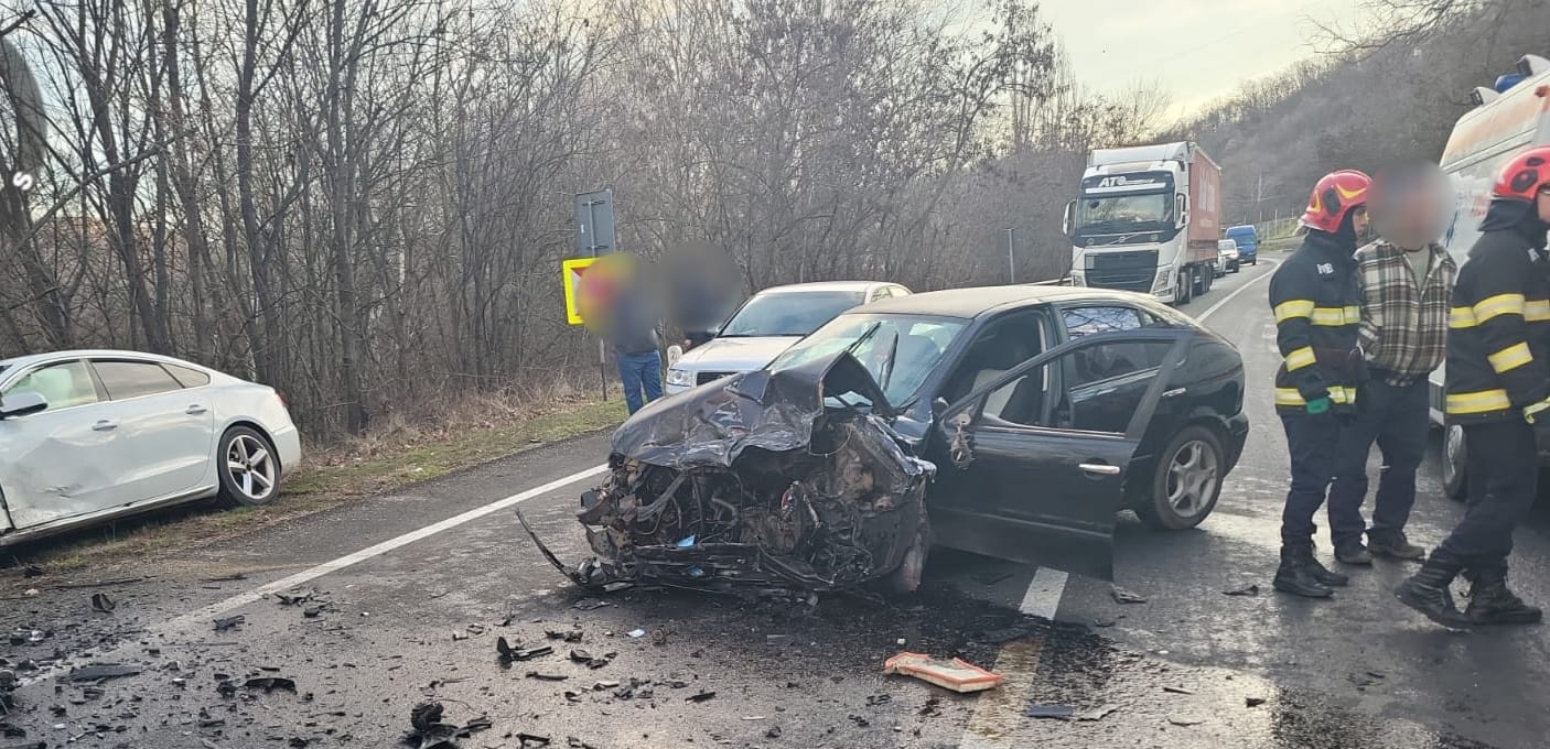 Patru răniți după un accident la Mehedinți