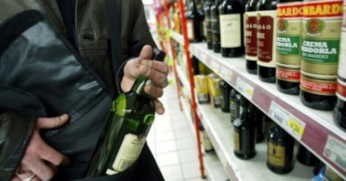 Prins în timp ce a încercat să fure două sticle cu alcool dintr-un magazin