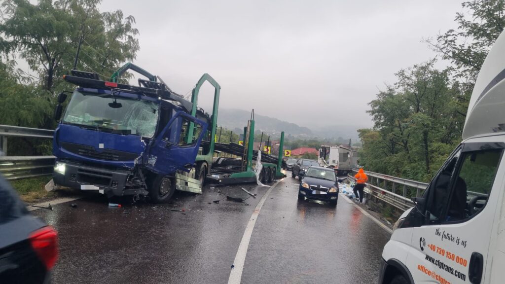Accident între două autotrenuri la Vâlcea