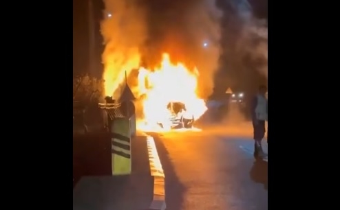 Microbuz în flăcări la Ocnele Mari