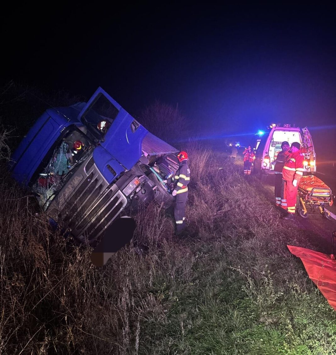 Mehedinți: Un șofer de TIR a rămas blocat în cabină după un accident