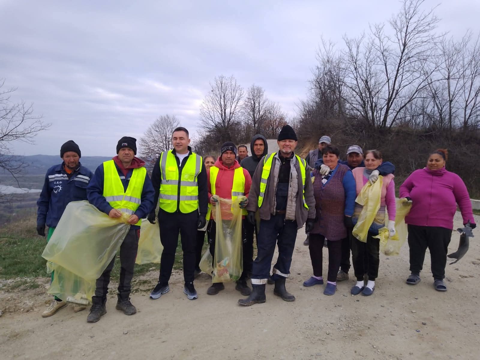 Mobilizare exemplară la Plopșoru: sute de saci de deșeuri strânși în campania de ecologizare curatenie plopsoru