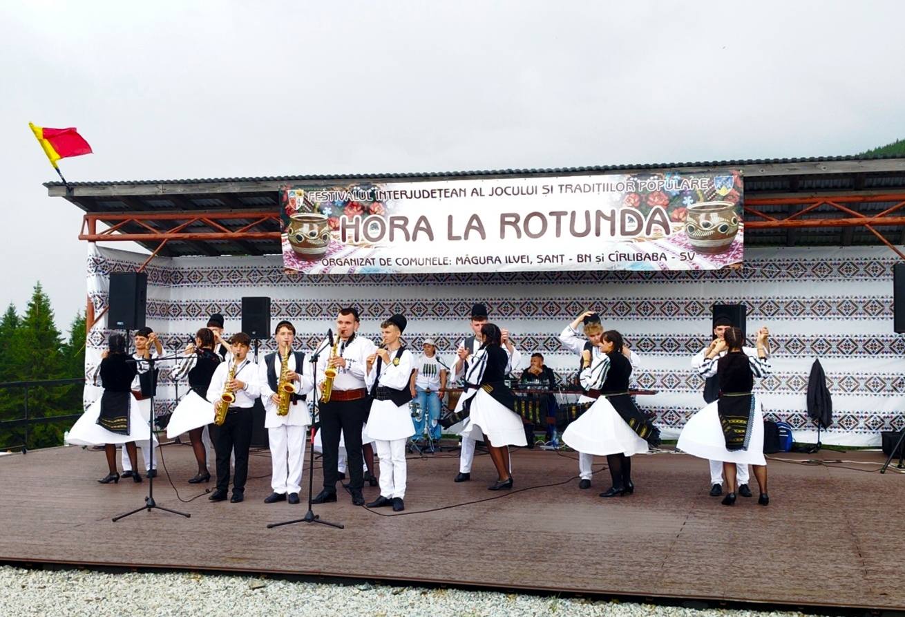Tineri artiști din Vaideeni, ambasadori ai tradițiilor la trei festivaluri din țară 504377973 3238727292949071 2961044709270971201 n
