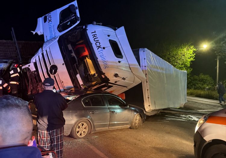 Accident cum rar vezi pe DN7 TIR rasturnat peste masina 750x525 1