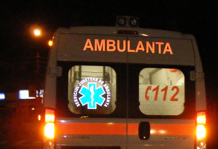 Femeie din Aninoasa, agresată de concubin ambulanta seara 750x512 1