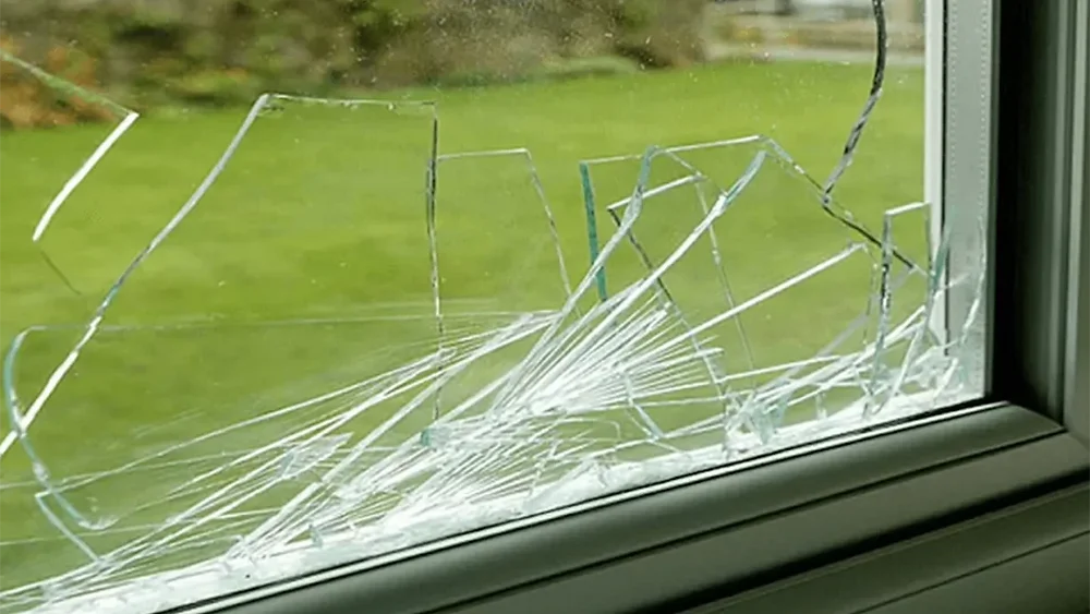 Gorj: Tânăr reținut pentru violență în familie, distrugere și evadare geam spart