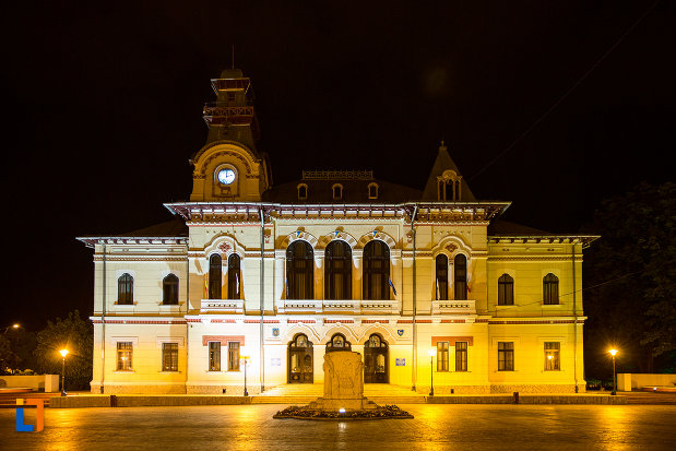 prefectura judetului gorj din targu jiu iluminata de noapte