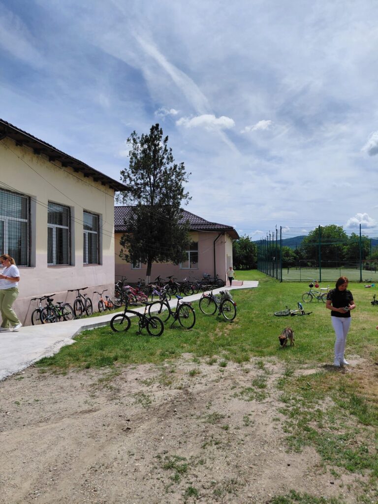 Elevii din Bărbătești au sărbătorit Ziua Mondială a Bicicletei printr-o drumeție pe două roți 713283717 994568406395174 1584880642964612652 n