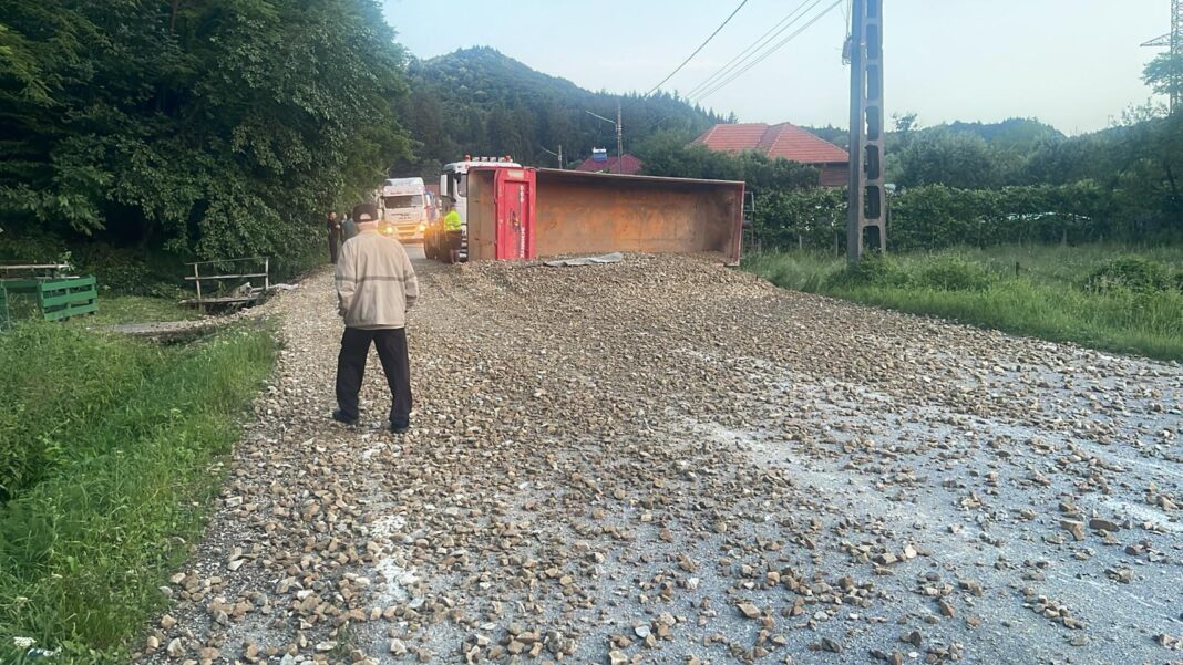Un șofer gorjean s-a răsturnat cu semiremorca SOFER SEMI