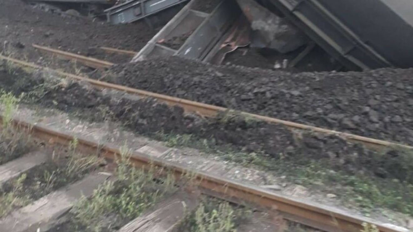 Autotren, lovit de un tren de marfă în Motru TREN MOTRU
