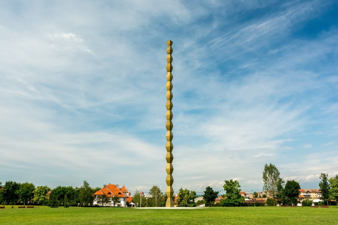coloana infinitului coloana fara sfarsit constantin brancusi targu jiu shutterstock curatorial 1097x731 1