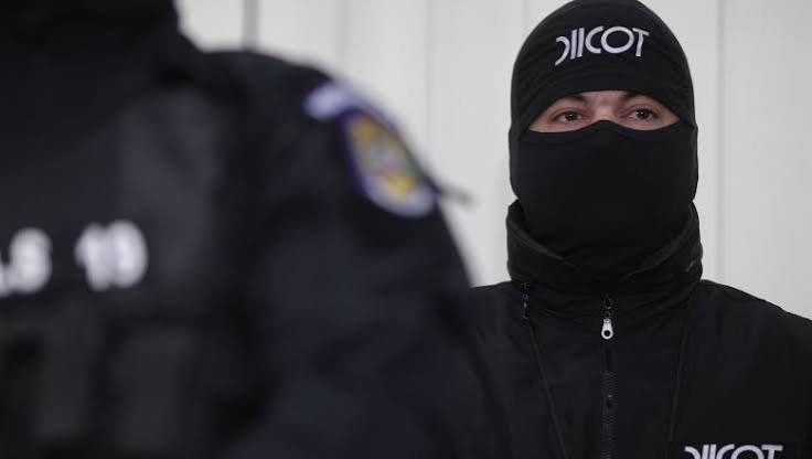 „Mafia deșeurilor”, în atenția DIICOT. Descinderi și audieri într-un dosar cu ramificații în Gorj images 1 2