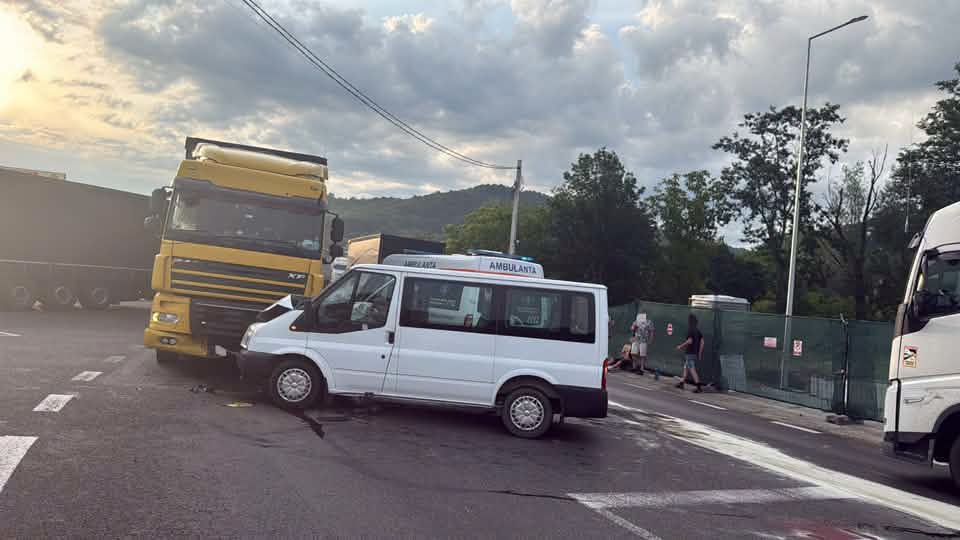 Trei răniți într-un accident între o autoutilitară și un TIR, în Vâlcea 735761326 797335653373842 9104625215010906858 n