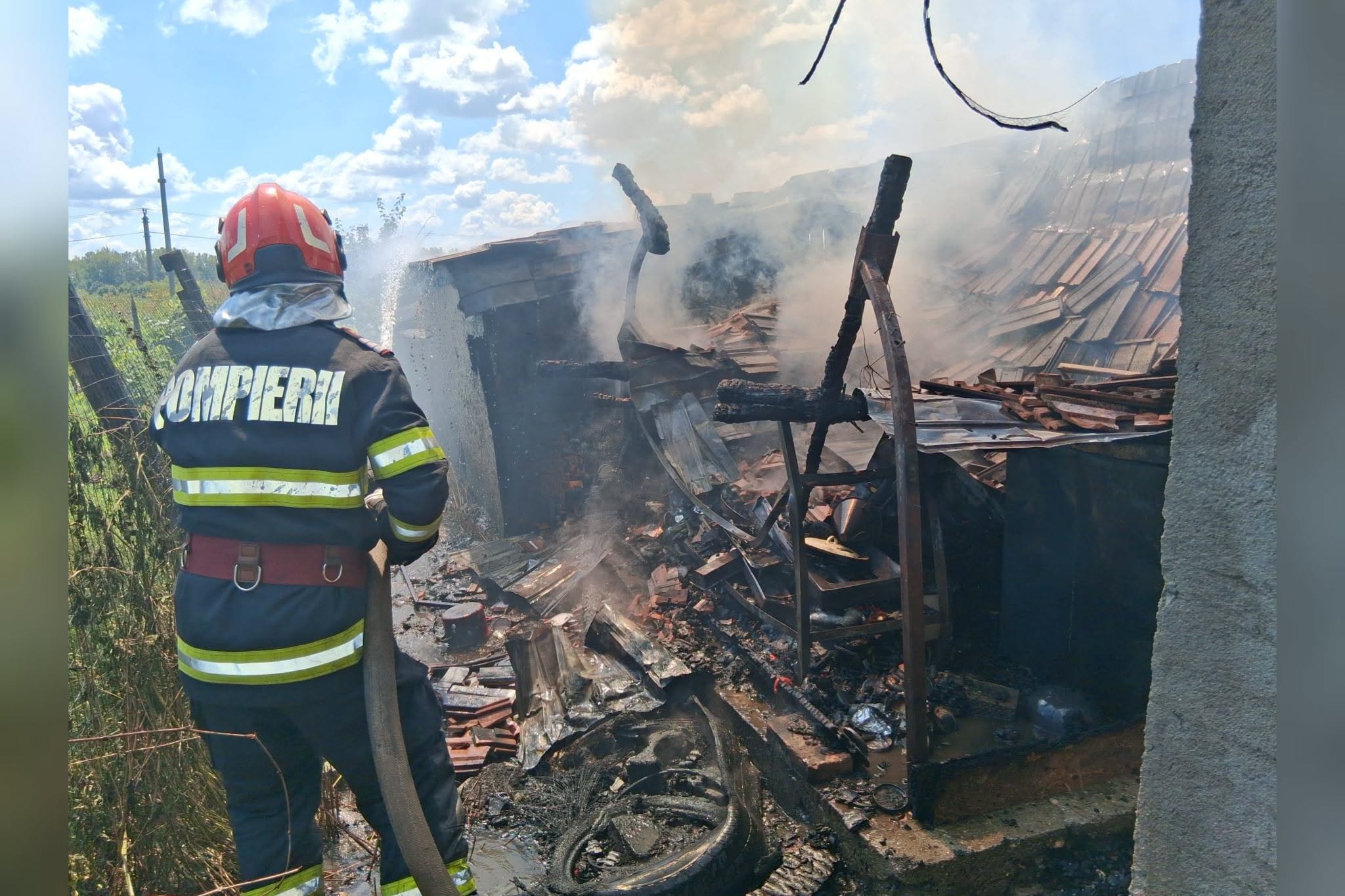 Incendiu la o bucătărie de vară în Bălcești! Pompierii au împiedicat extinderea flăcărilor la locuință 753145781 27164319209914166 9181672221697023322 n