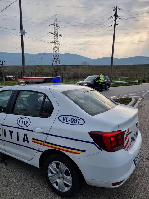 Bilanțul poliției rutiere din Dolj: 341 de amenzi și un adolescent de 17 ani, prins la volan fără permis images 29