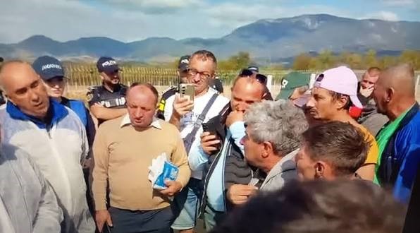 Protest la Runcu la o acțiune de ucidere a animalelor de la o fermă unde există un focar de variolă RNCU OI POZA