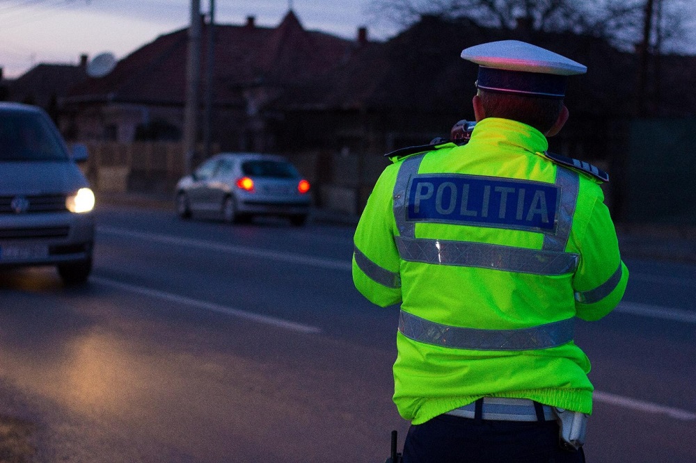 Fără permis, cu mașina neînmatriculată și numere false, prins în trafic la Severin politie