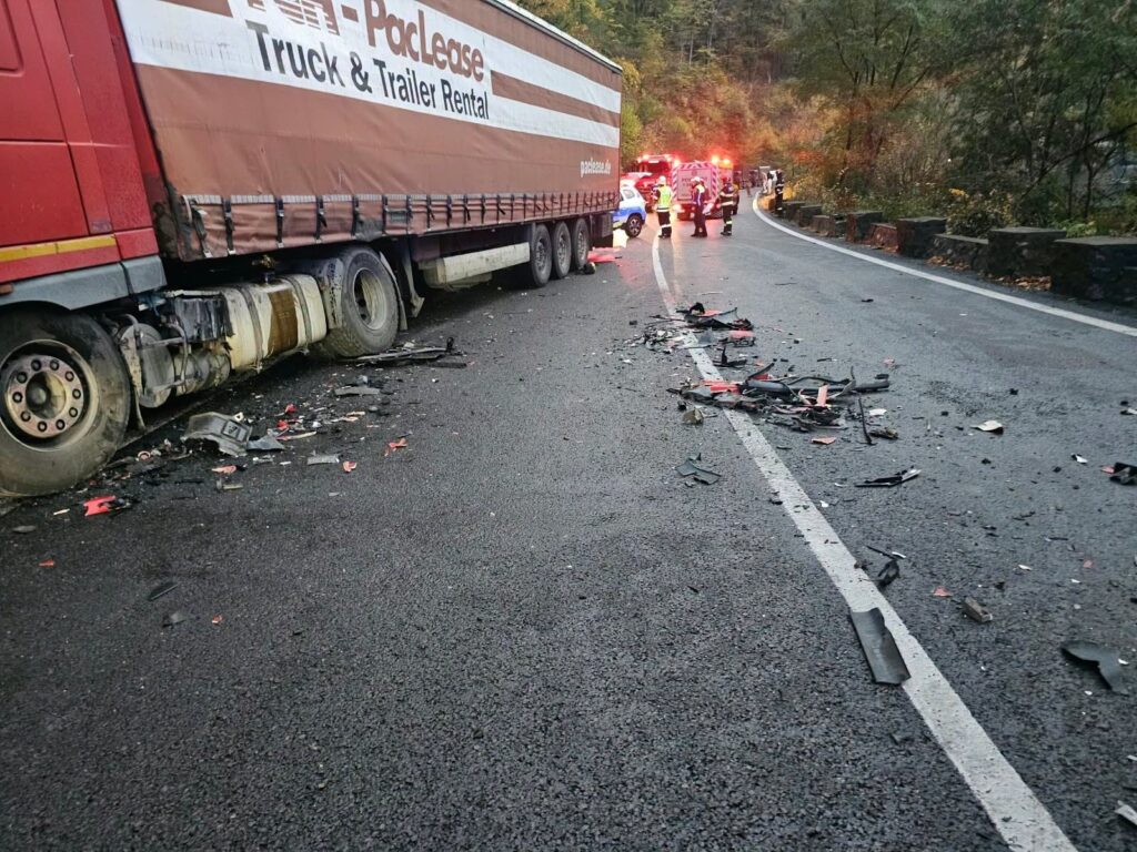 Accident pe DN 7, în zona Brezoi 856732669 2984824448537891 4461493523804857862 n