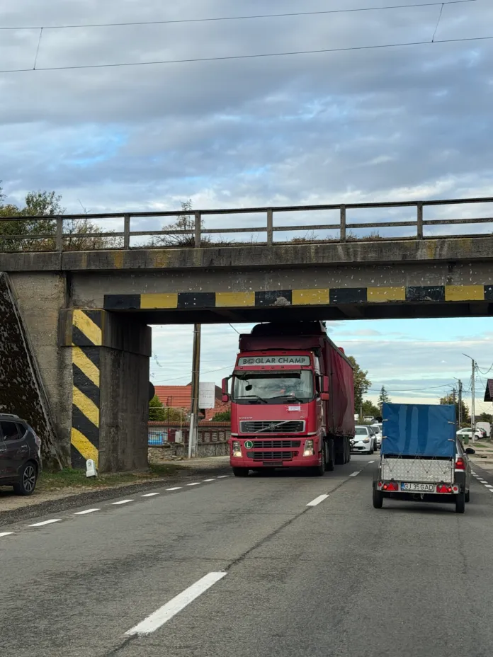 camion sub pod balesti