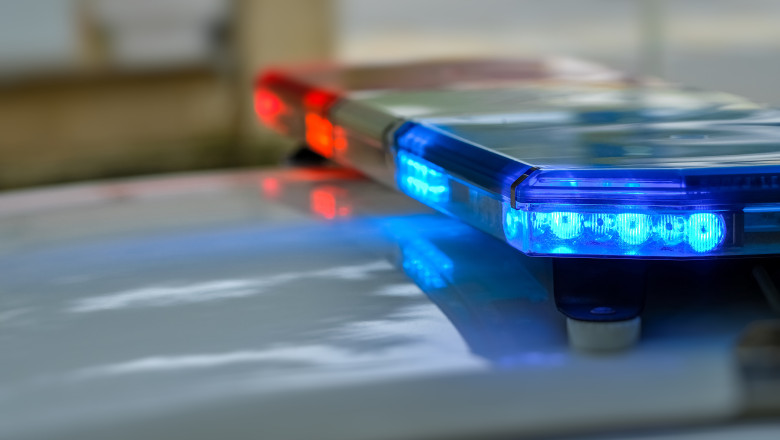 CONDUCEA O MOTOCICLETĂ NEÎNMATRICULATĂ ȘI FĂRĂ PERMIS girofar masina politie