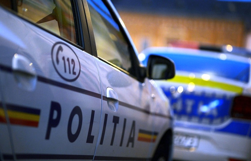 Prins de polițiști, în timp ce conducea un moped fără permis de conducere masina politie